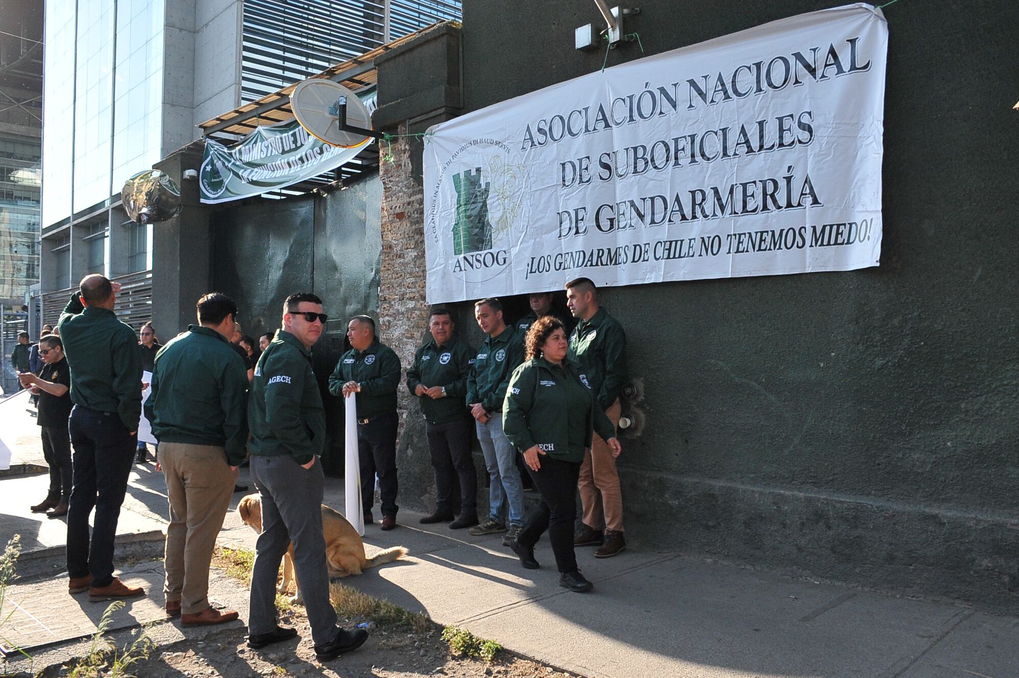 Movilización del personal de Gendarmería deChile a las afueras de Centro de Justicia por demandas y exigencias al Ministerio de Justicia y al Gobierno.