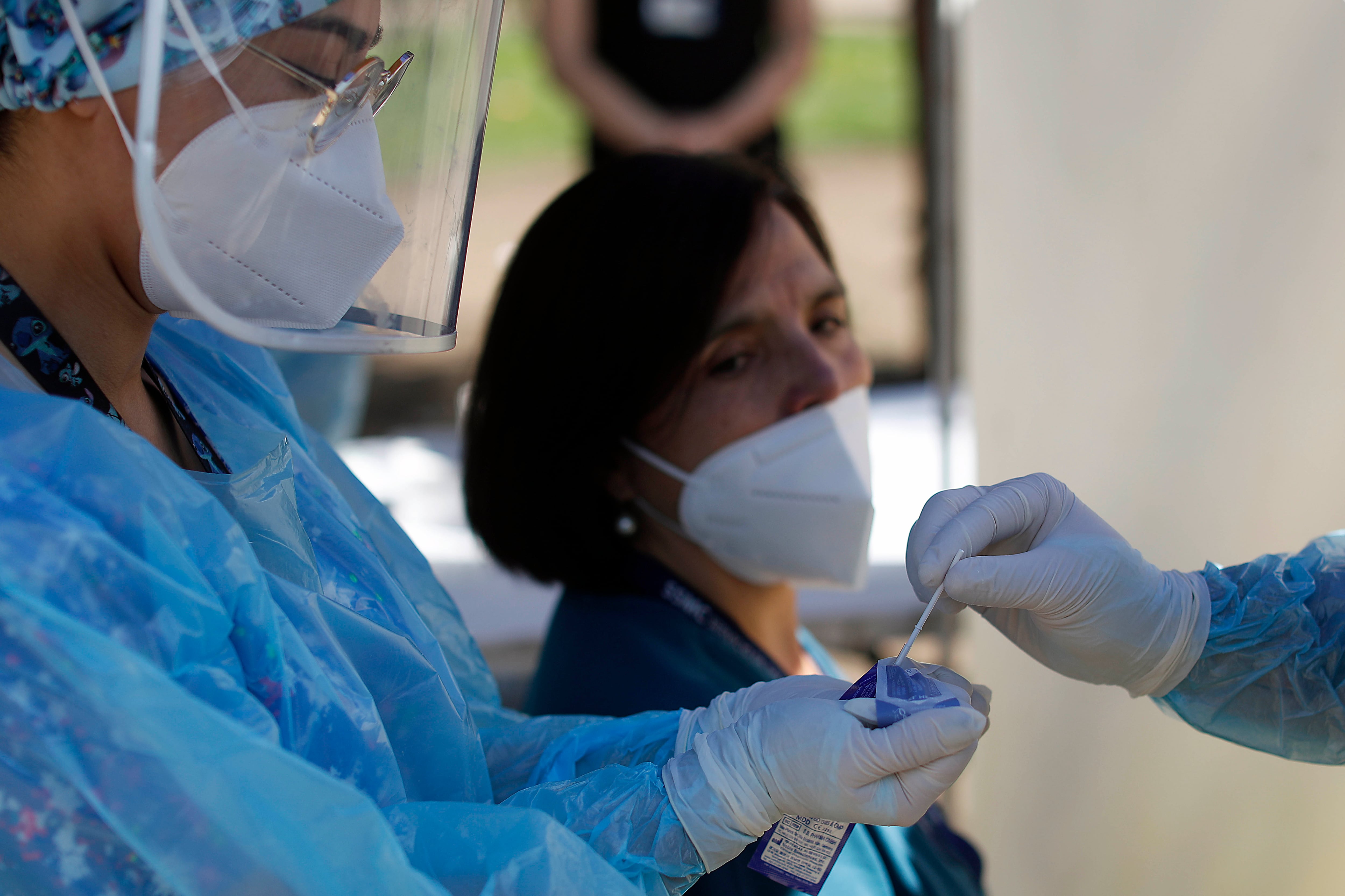 14 de Abril de 2021/SANTIAGO Un funcionario de la Salud realiza un test PCR, durante la presentacion de  la nueva estrategia de bsqueda activa de casos con mviles de test de antgenos en zonas con mayor incidencia de casos Covid-19, en el marco del fortalecimiento de la estrategia de Testeo, Trazabilidad y Aislamiento.

FOTO: CRISTOBAL ESCOBAR/AGENCIAUNO