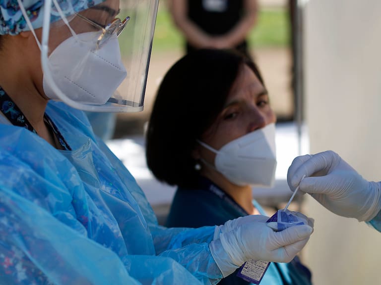 14 de Abril de 2021/SANTIAGO Un funcionario de la Salud realiza un test PCR, durante la presentacion de la nueva estrategia de bsqueda activa de casos con mviles de test de antgenos en zonas con mayor incidencia de casos Covid-19, en el marco del fortalecimiento de la estrategia de Testeo, Trazabilidad y Aislamiento.
FOTO: CRISTOBAL ESCOBAR/AGENCIAUNO