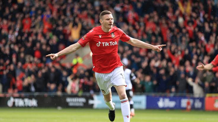 El jugador del Wrexham que tuvo un cameo muy especial en “Deadpool y Wolverine” luce con el característico traje en la página oficial del club