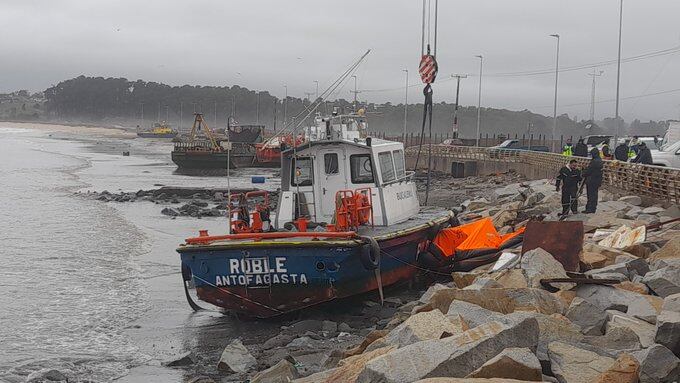 Fuerte viento y olas de tres metros arrastran embarcaciones a la orilla de la playa de Quintero