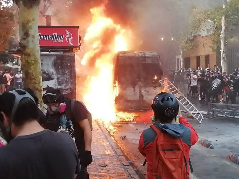 Tras incidentes en Baquedano: sujetos queman vehículo de Carabineros en pleno barrio Bellavista