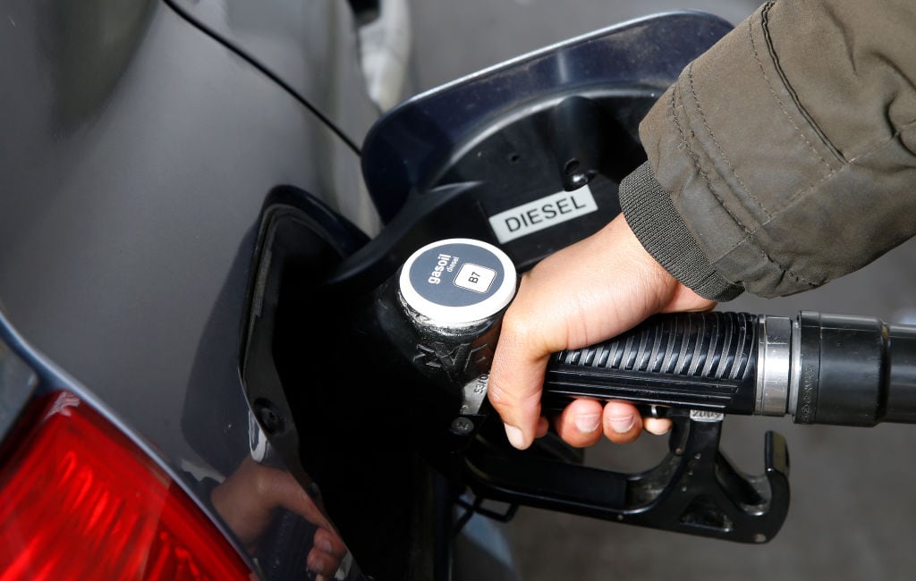 Un conductor carga gasolina en una estación de servicio en Francia
