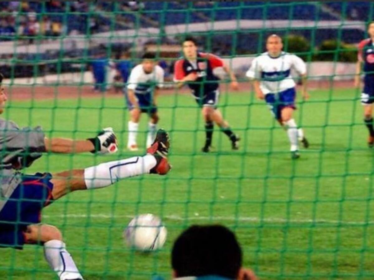 Cristián Álvarez recordó la vez que tuvo que jugar al arco y le tapó un penal a Pedro «Heidi» González