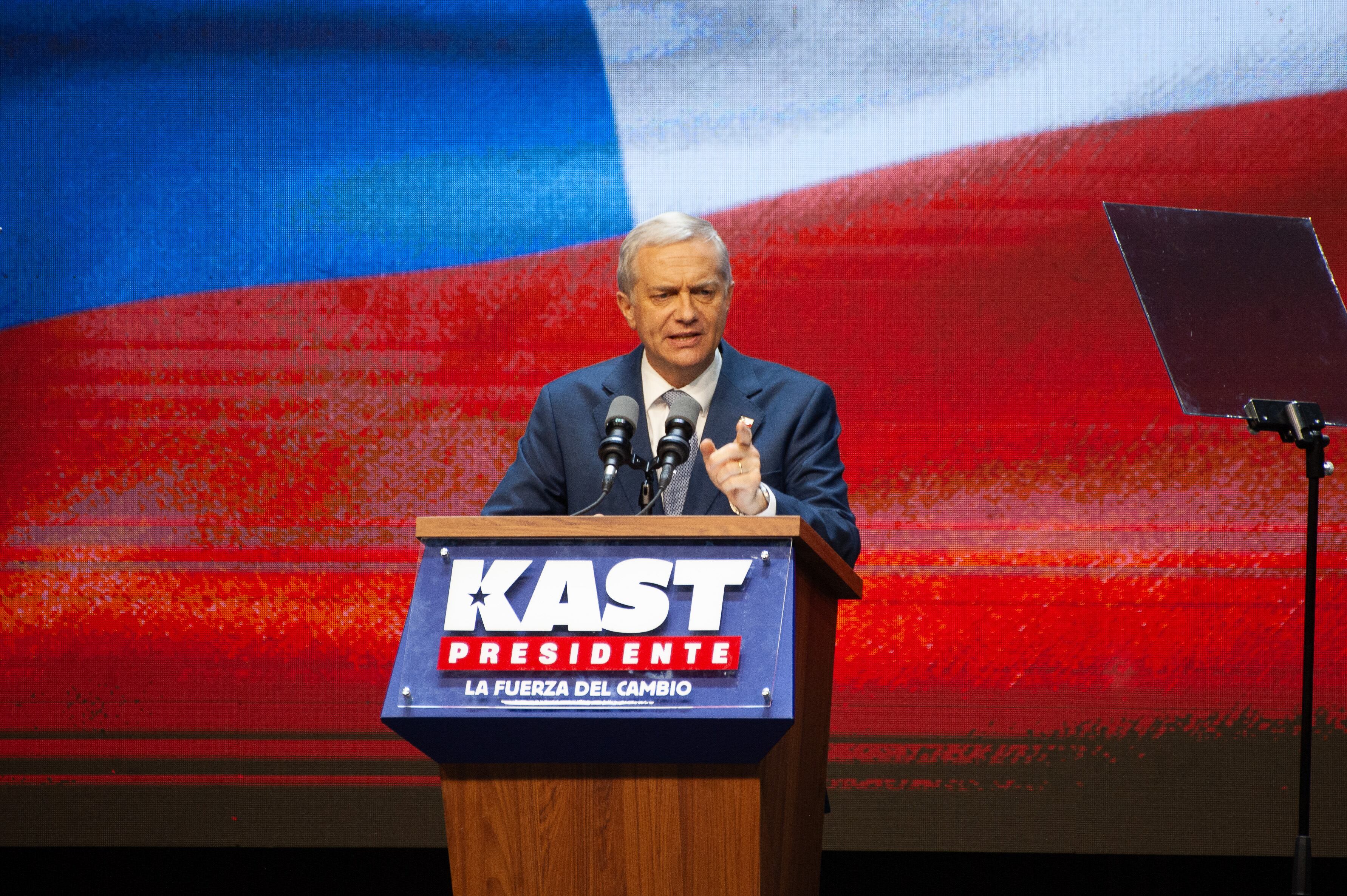 14 DE DICIEMBRE DEL 2025 / SANTIAGO
José Antonio Kast se dirige a sus adherentes tras la confirmación de los resultados oficiales de la segunda vuelta de las elecciones presidenciales de 2025 en Chile, que lo consagran como presidente electo, luego de que el Servicio Electoral (Servel) confirmara una tendencia irreversible en el escrutinio.
FOTO: VICTOR HUENANTE / AGENCIAUNO
