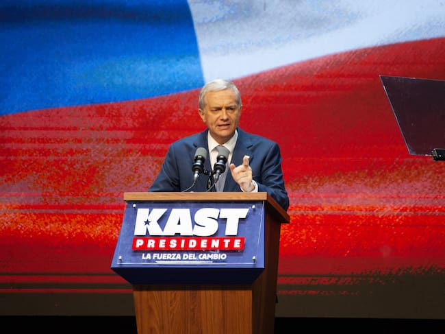 14 DE DICIEMBRE DEL 2025 / SANTIAGO
José Antonio Kast se dirige a sus adherentes tras la confirmación de los resultados oficiales de la segunda vuelta de las elecciones presidenciales de 2025 en Chile, que lo consagran como presidente electo, luego de que el Servicio Electoral (Servel) confirmara una tendencia irreversible en el escrutinio.
FOTO: VICTOR HUENANTE / AGENCIAUNO
