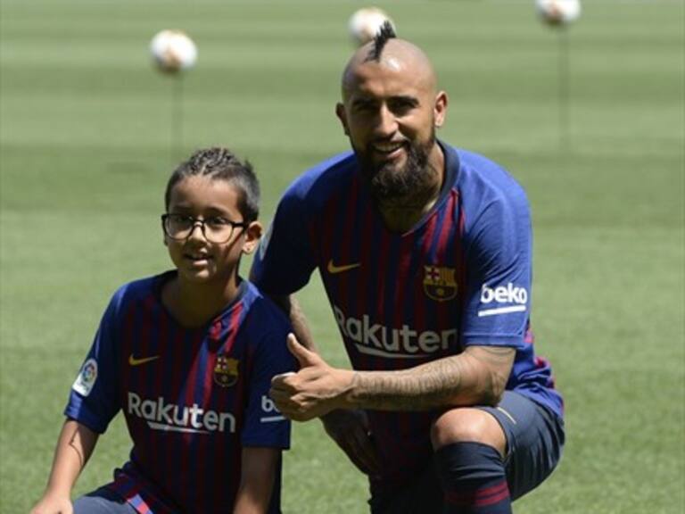 Alonso Vidal sortea los zapatos que ocupó su padre en la presentación del Barcelona