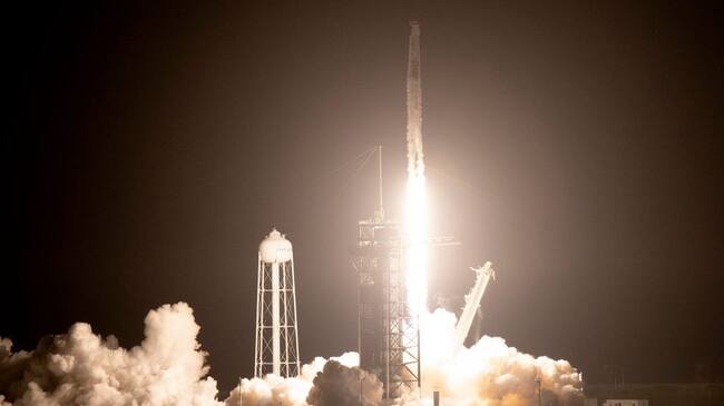 CAPE CANAVERAL, FLORIDA - NOVEMBER 10: SpaceX Falcon 9 rocket with the Crew Dragon spacecraft lifts off with four astronauts on board from launch pad 39A at the Kennedy Space Center on November 10, 2021 in Cape Canaveral, Florida. The Crew-3 mission is flying to the International Space Station. (Photo by Joe Raedle/Getty Images)