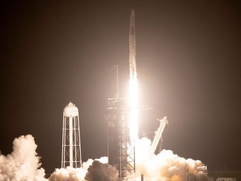 CAPE CANAVERAL, FLORIDA - NOVEMBER 10: SpaceX Falcon 9 rocket with the Crew Dragon spacecraft lifts off with four astronauts on board from launch pad 39A at the Kennedy Space Center on November 10, 2021 in Cape Canaveral, Florida. The Crew-3 mission is flying to the International Space Station. (Photo by Joe Raedle/Getty Images)
