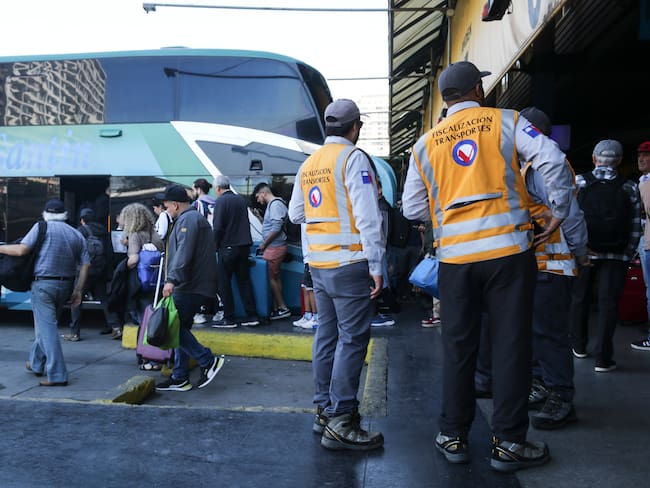 Año Nuevo 2024: masivas fiscalizaciones se realizan en los terminales de buses de Santiago