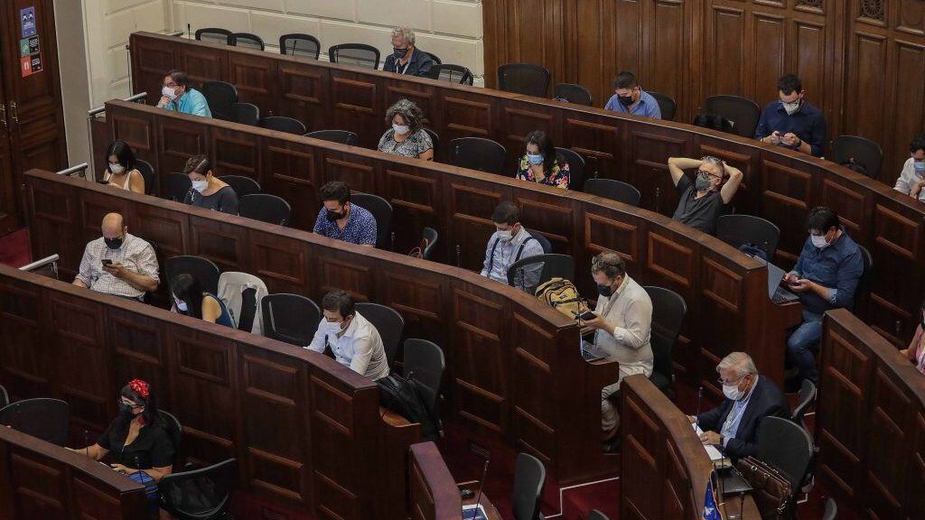 2 de febrero del 2022/SANTIAGOConvencionales durante la sesión N°52, Pleno Convención Constitucional toma conocimiento de las iniciativas constituyentes convencionales, populares e indígenas que han sido distribuidas a comisiones por la Mesa Directiva.
FOTO: SEBASTIAN BELTRAN GAETE/AGENCIAUNO