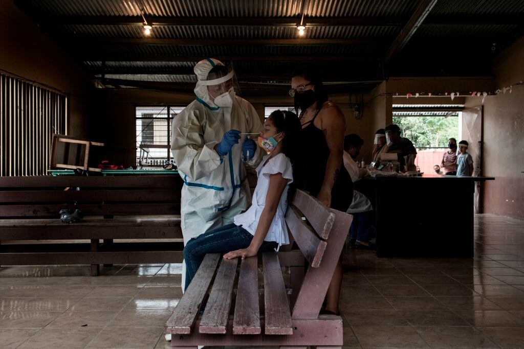 Trabajador de la salud realiza examen del Covid-19 a estudiante costarricense