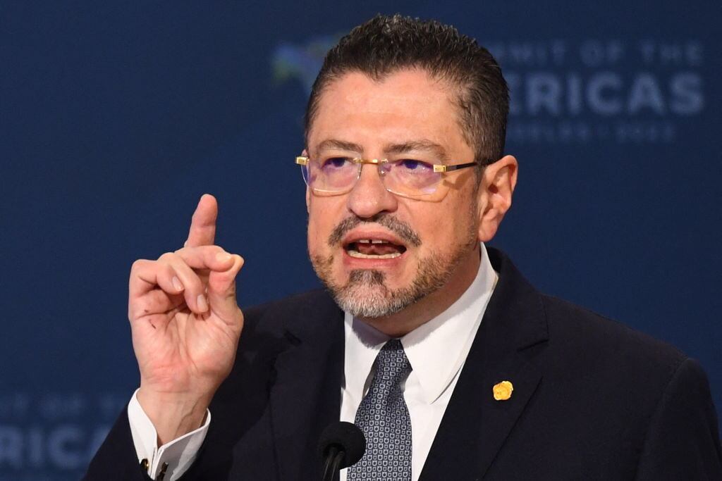El presidente de Costa Rica, Rodrigo Chaves, habla en un evento