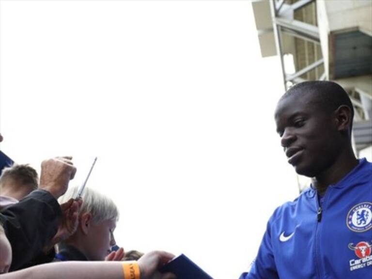 Kanté aceptó invitación de hinchas a comer, ver televisión y jugar FIFA