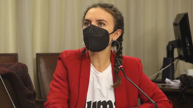 31 DE AGOSTO DE 2021/VALPARAISOLa diputada Camila Vallejo, durante la Comisión de Educación de la Cámara de Diputados, que discute el proyecto que modifica las normas de admisión escolar para facilitar el acceso de estudiantes a los establecimientos educacionales con modalidad de internado y de aquellos con necesidades educativas especiales permanentes.
FOTO: LEONARDO RUBILAR CHANDIA/AGENCIAUNO