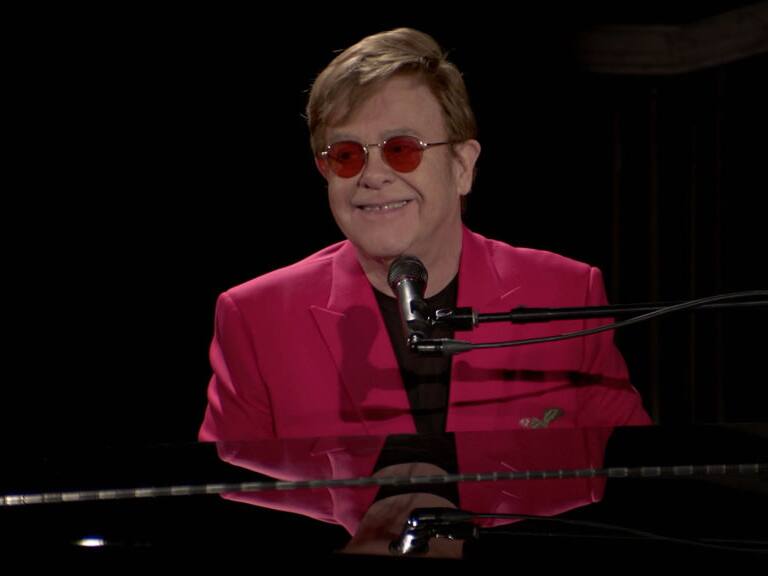 Elton John pospone gira para 2023.