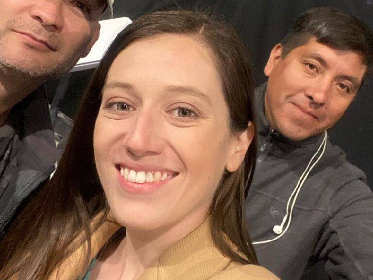 “Fuera de cámara soy peor”: periodista que se hizo viral por su despacho de Año Nuevo habla sobre el detrás de cámara