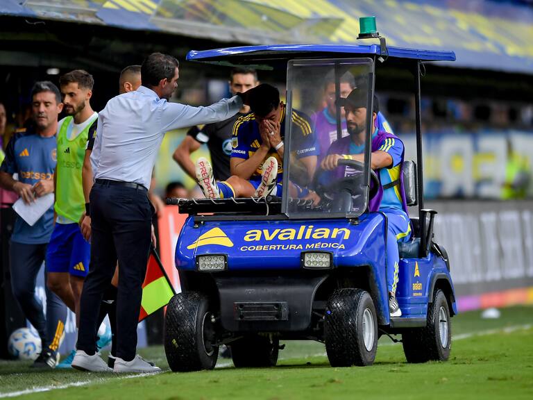 Williams Alarcón salió lesionado, y llorando, en el duelo de Boca ante Defensa y Justicia | Getty Images