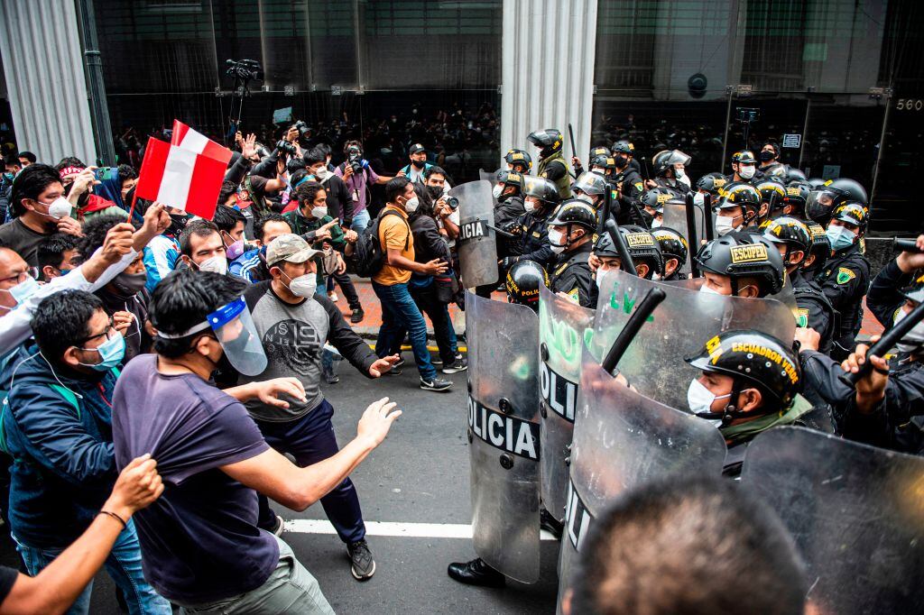 Policías chocan contra personas que protestan en Perú
