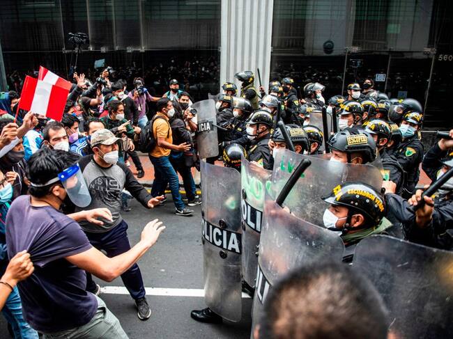 Policías chocan contra personas que protestan en Perú