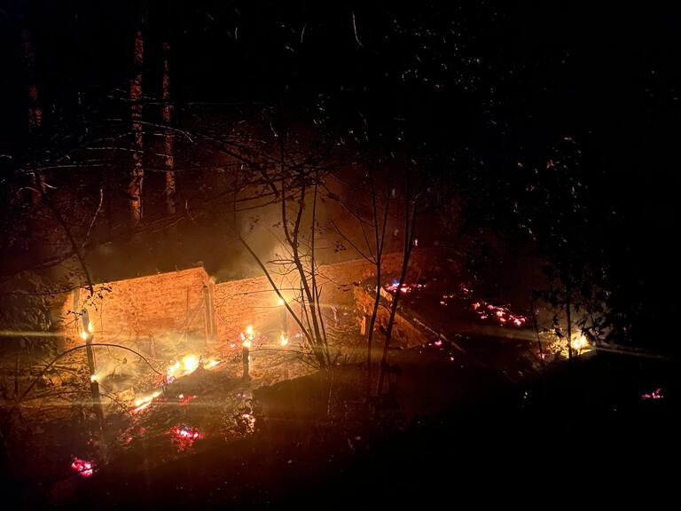 Ataque incendiario en Contulmo deja tres inmuebles quemados: Resistencia Mapuche Lafkenche se adjudicó el atentado