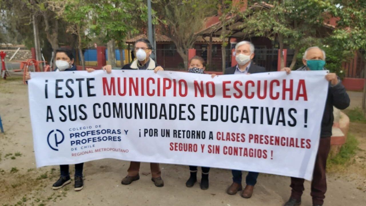 Apoderados y profesores protestaron por retorno a clases de colegios de Pirque