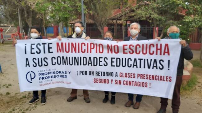 Apoderados y profesores protestaron por retorno a clases de colegios de Pirque
