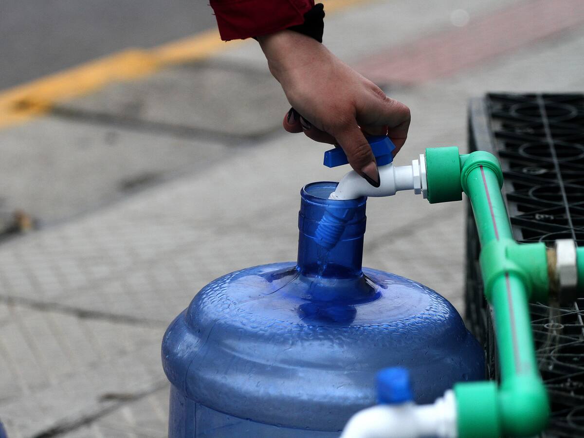 Corte de agua no programado deja sin suministro por 12 horas a sector de Las Condes: revisa los puntos de abastecimiento