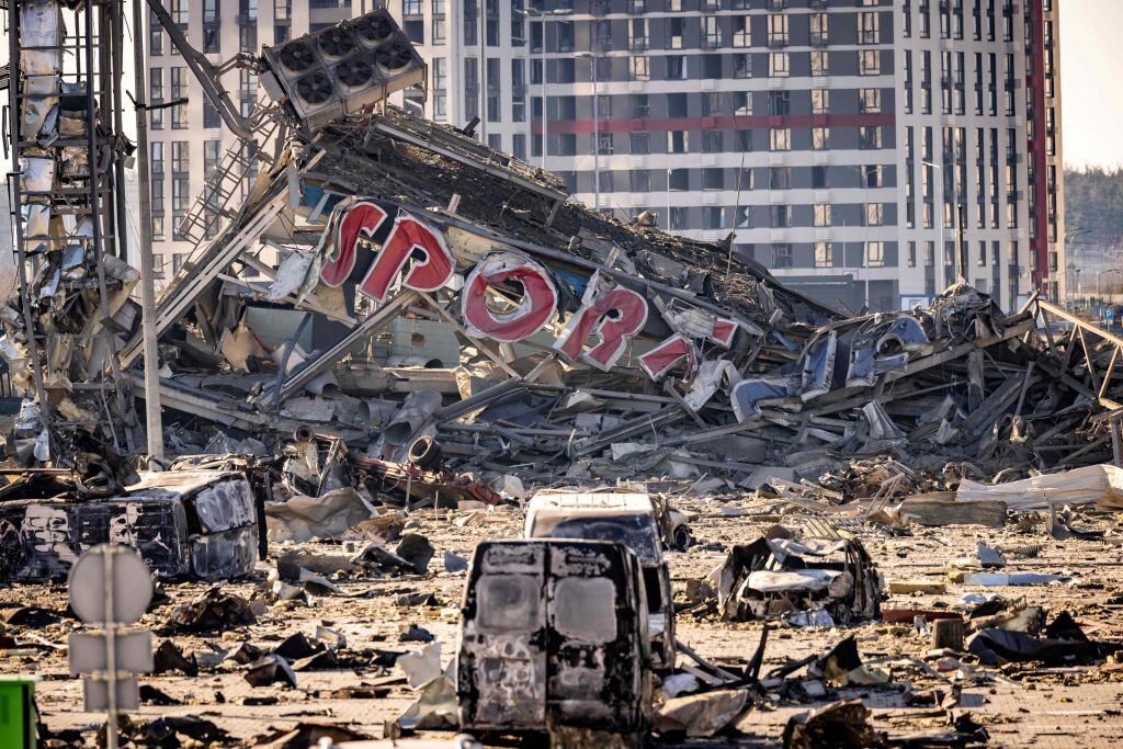 La destrucción de un centro comercial en Kiev en medio de la guerra