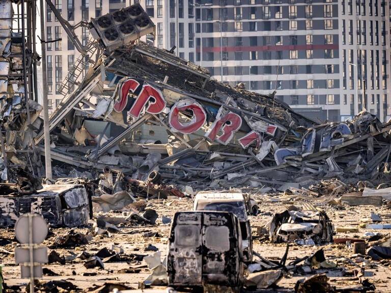 La destrucción de un centro comercial en Kiev en medio de la guerra