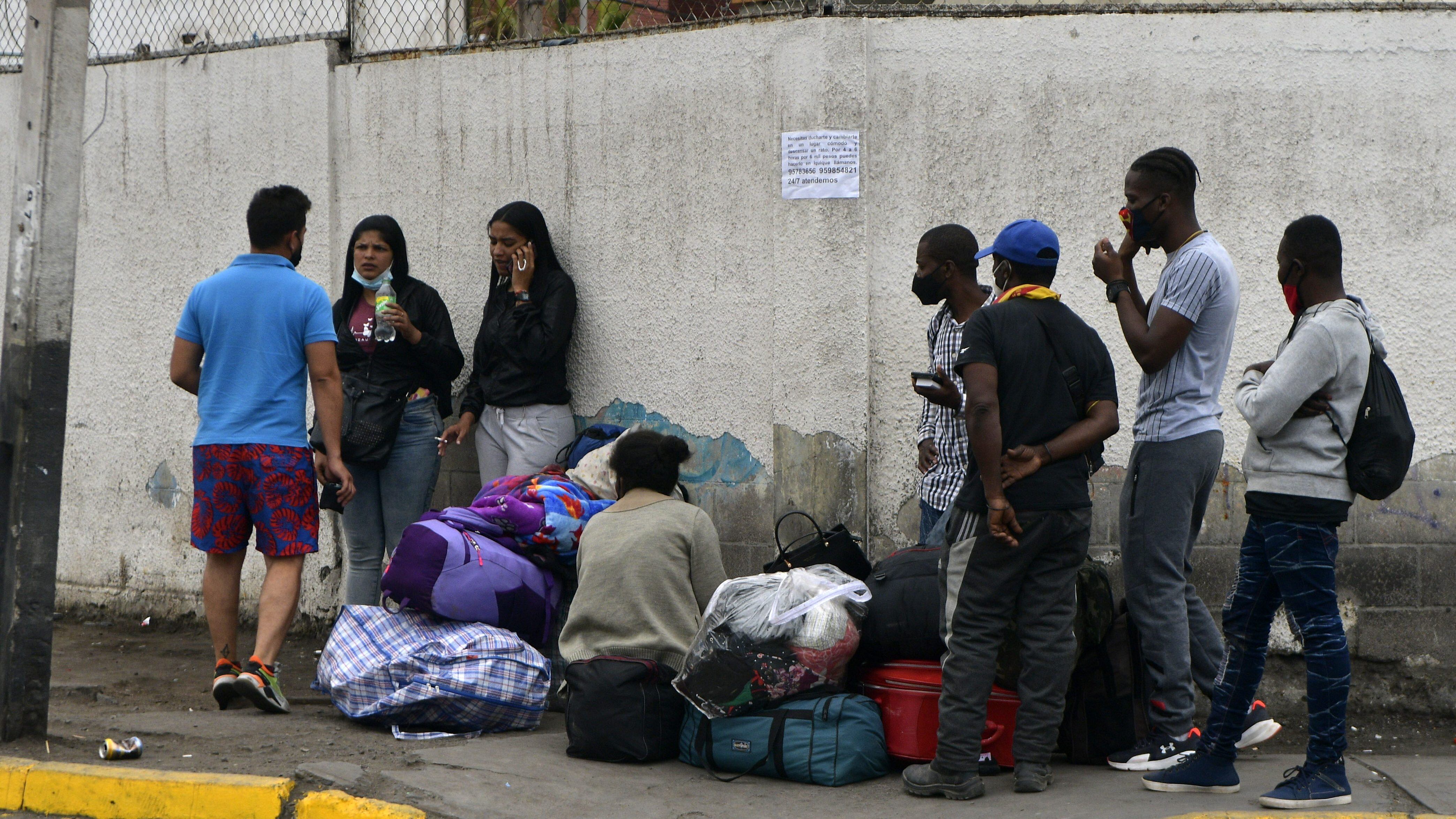 26 de Enero de 2022 / IQUIQUEIntensifican controles a migrantes que deambulan por las calles y que se instalan en playas y plazas.
FOTO: CRISTIAN VIVERO BOORNES / AGENCIAUNO
