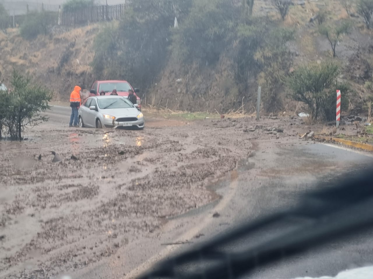 Ante intensas precipitaciones: reportan deslizamiento de tierra y bloqueo de calzada en Curacaví