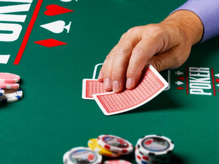 «Sin ver las cartas»: hombre gana millonario premio en casino nacional tras «apostar a ciegas» con amigo