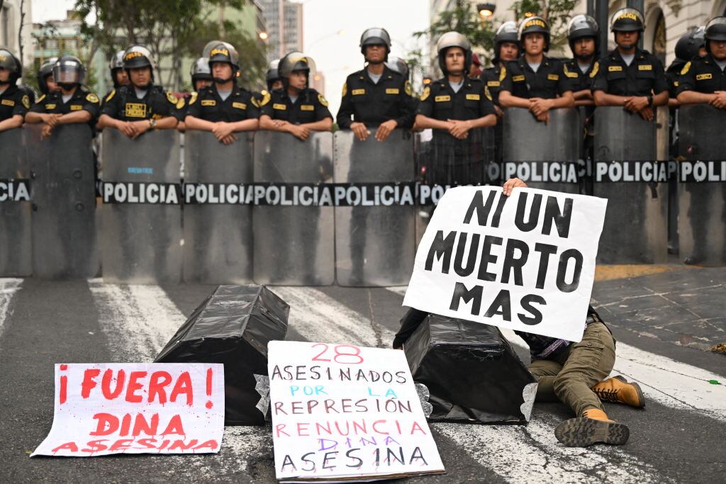 Policías de Perú ante manifestación contra la violenta represión