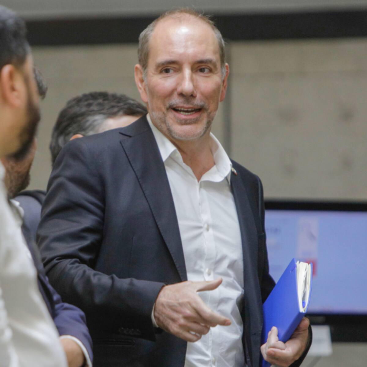 Ministro de Transportes descarta crisis en el Metro y justifica recambio de buses nocturnos para reducir los costos