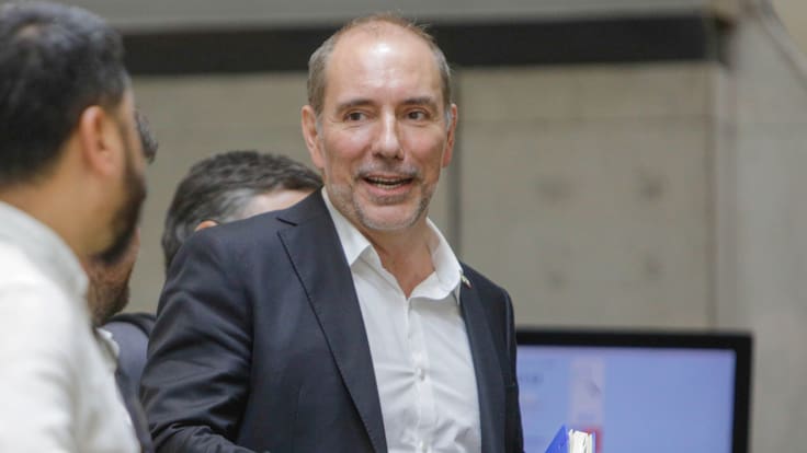 Ministro de Transportes descarta crisis en el Metro y justifica recambio de buses nocturnos para reducir los costos