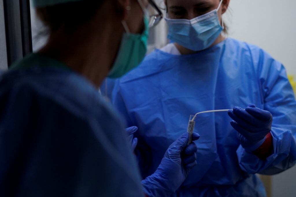 Trabajadores de la salud revisan exámenes del Covid-19