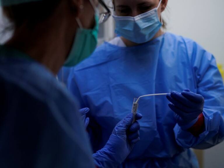 Trabajadores de la salud revisan exámenes del Covid-19