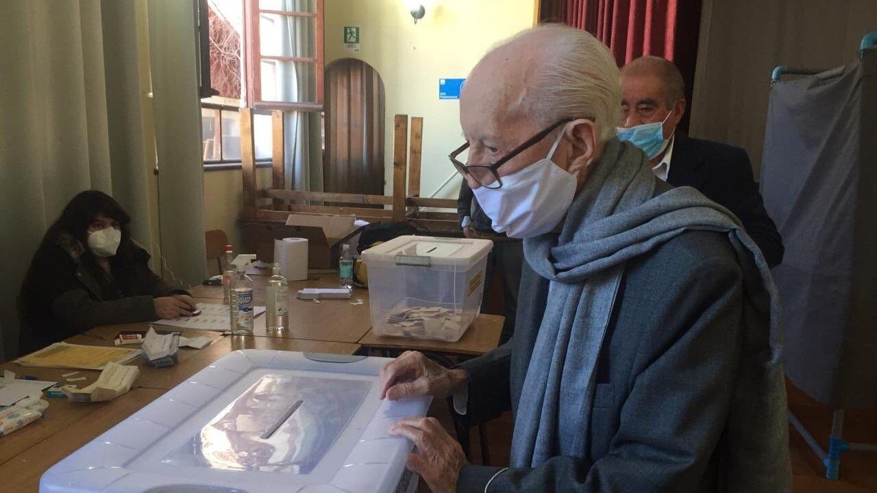 A los 104 años murió Renán Fuentealba, fundador y expresidente de la DC