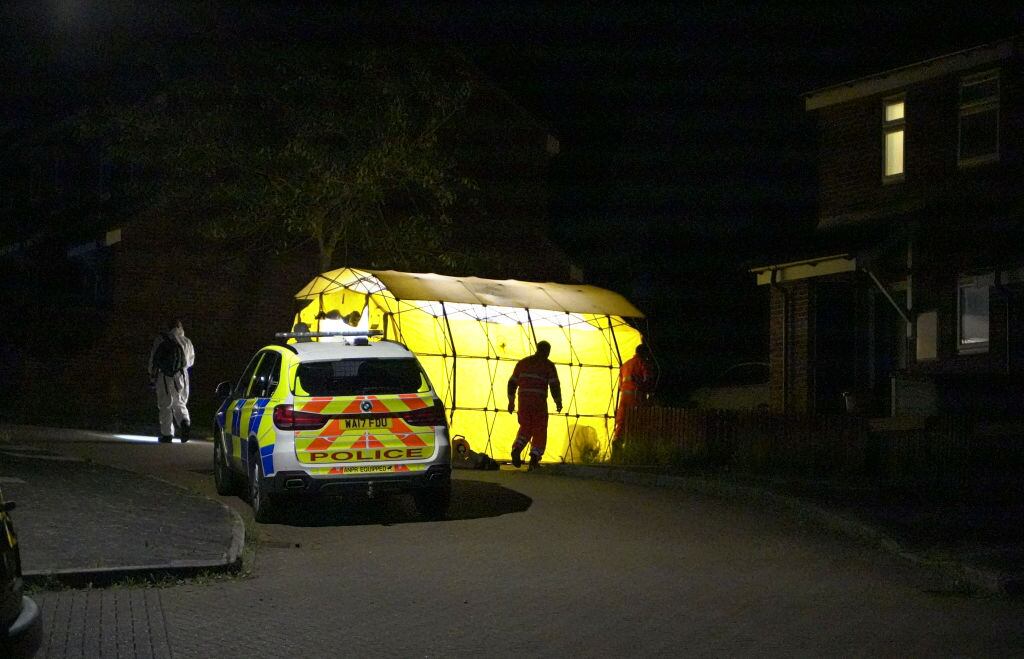 Peritos trabajan en la escena del tiroteo en el sur de Inglaterra