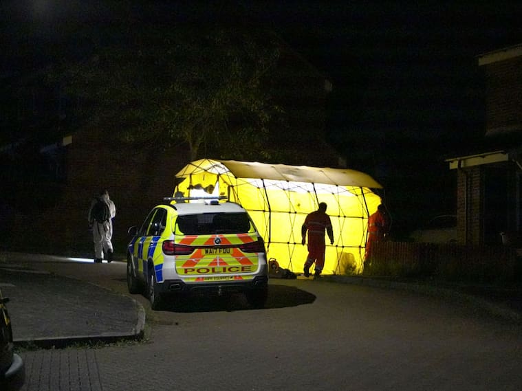 Peritos trabajan en la escena del tiroteo en el sur de Inglaterra
