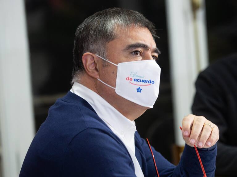 16 de Mayo de 2021/SANTIAGO Mario desbordes observa los resultados de las elecciones a alcalde, constituyentes y gobernador 2021 en la sede del partido Renovación nacional
FOTO: DIEGO MARTIN/AGENCIAUNO