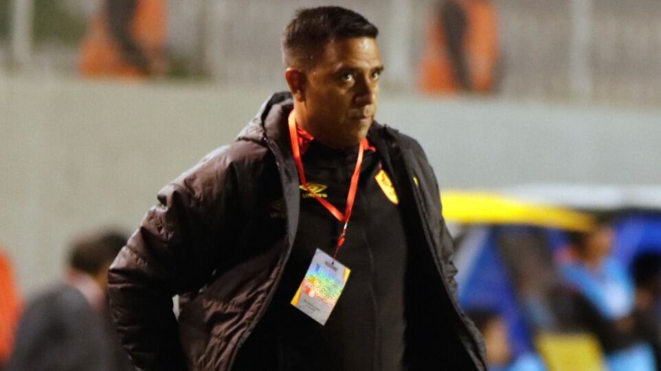 Aucas despide al técnico César Farías, suspendido por 14 meses tras agredir a dos jugadores en Ecuador