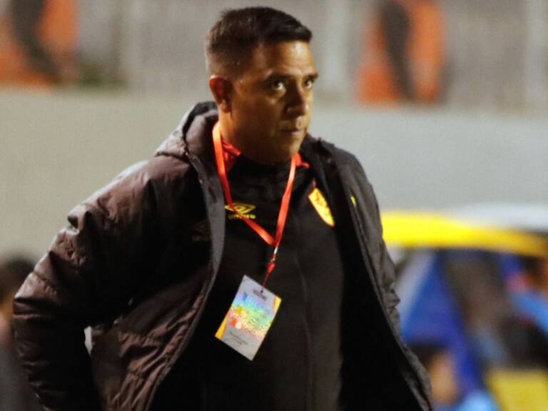 Aucas despide al técnico César Farías, suspendido por 14 meses tras agredir a dos jugadores en Ecuador