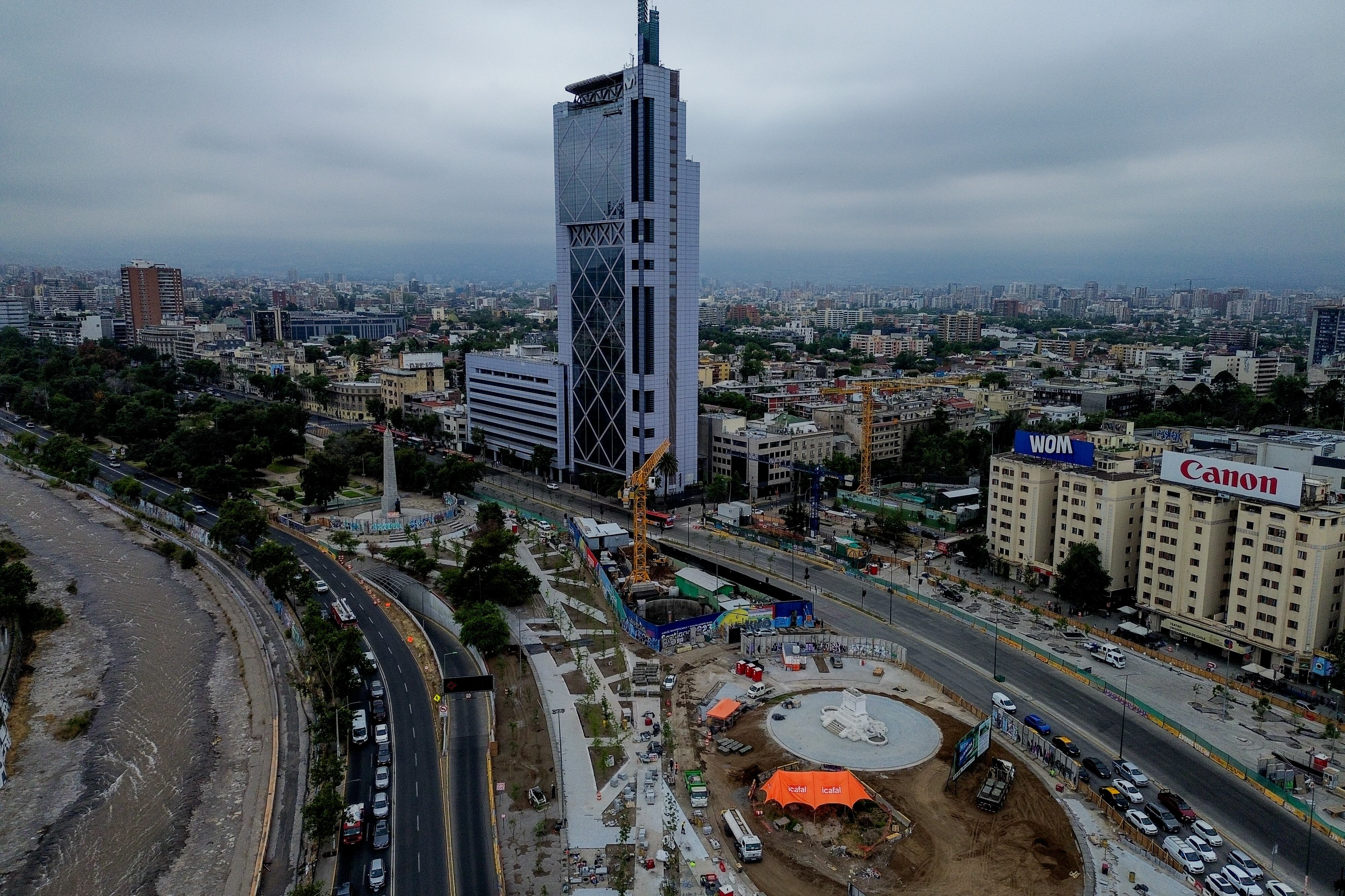 6 de noviembre de 2025/PROVIDENCIA
A poco más de un año desde sus inicios, continúan los trabajos en el sector de Plaza Italia, los cuáles se enmarcan en el proyecto "Nueva Alameda", el cuál es financiado por el Gobierno Regional Metropolitano y por los municipios de Santiago, Providencia, Estación Central y Lo Prado.
El proyecto busca mejorar la conectividad entre los parques Balmaceda, Bustamante y Forestal, optimizar la circulación peatonal e integrar el transporte público de manera funcional al nuevo espacio.
FOTO: HANS SCOTT/AGENCIAUNO