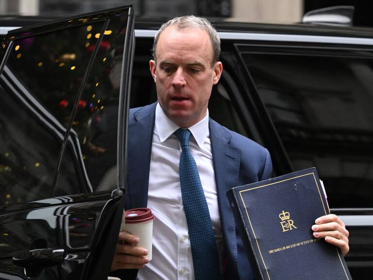 Dominic Raab llegando a la casa presidencial en Londres del Reino Unido
