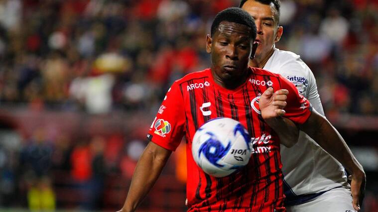 TIJUANA, MEXICO - FEBRUARY 28: Bryan Angulo (L) of Tijuana fights for the ball with Maximiliano Perg (R) of Puebla during the 8th round match between Tijuana and Puebla as part of the Torneo Clausura 2020 Liga MX at Caliente Stadium on February 28, 2020 in Tijuana, Mexico. (Photo by Eduardo Teran/Jam Media/Getty Images)