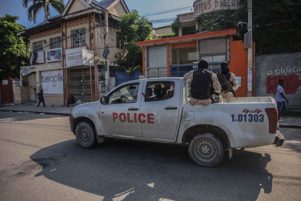 Policías armados vigilan las calles de Haití