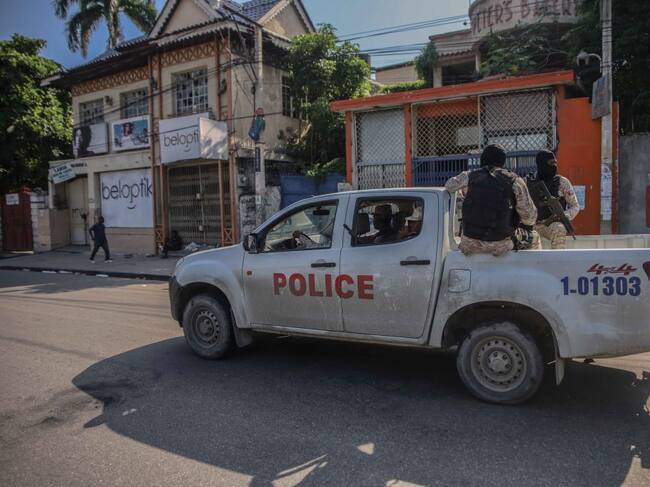 Policías armados vigilan las calles de Haití