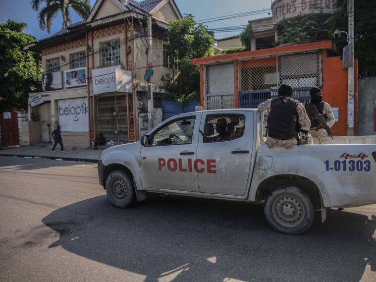 Policías armados vigilan las calles de Haití